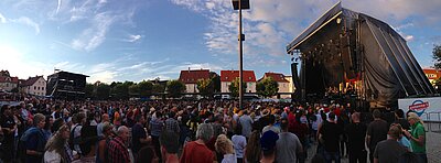 Bühne und Menschenmenge am Eugen Bolz Platz