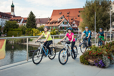 Radfahrer auf der Neckarbrücke