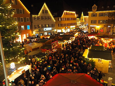 Nikolaus Markt und weihnachtlich geschmückte Stadt