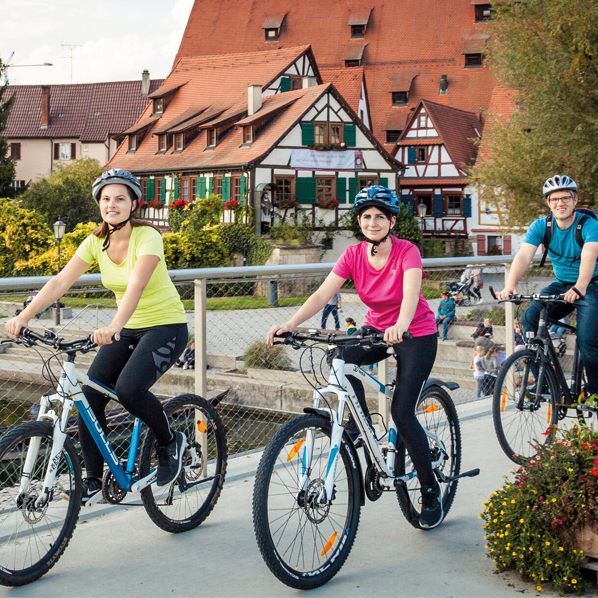 Gruppe von Radfahrern fahren über Neckarbrücke