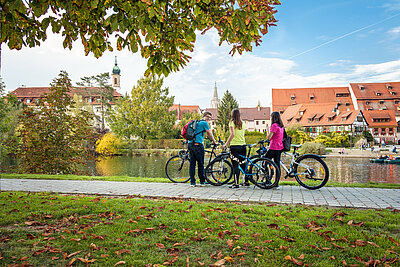 Drei Radfahrer am Neckarufer