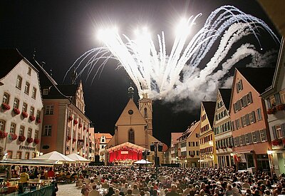 Feuerwerk auf dem Dom, Menschenmenge und Bühne auf dem Marktplatz