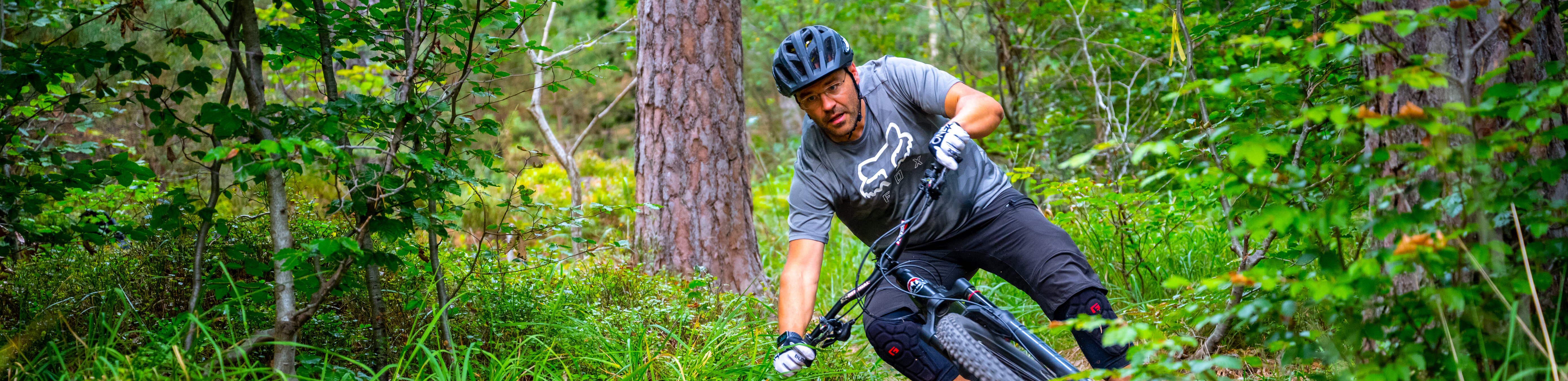 Ein Mann fährt auf einem Mountainbike im Wald