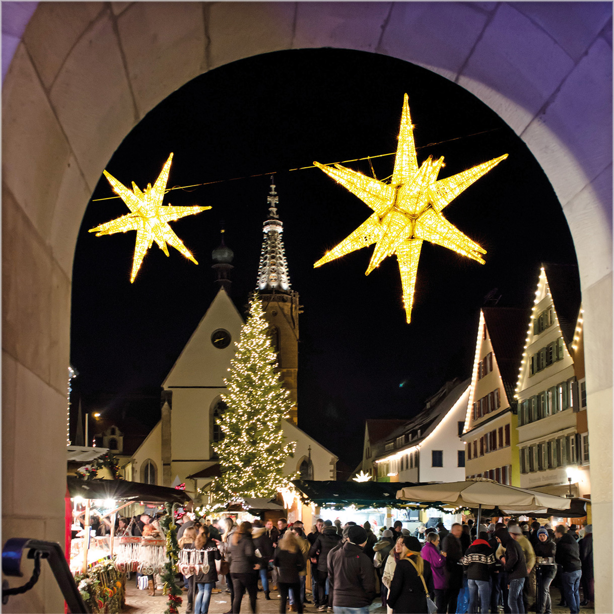 Weihnachtlich geschmückter Marktplatz am Nikolausmarkt
