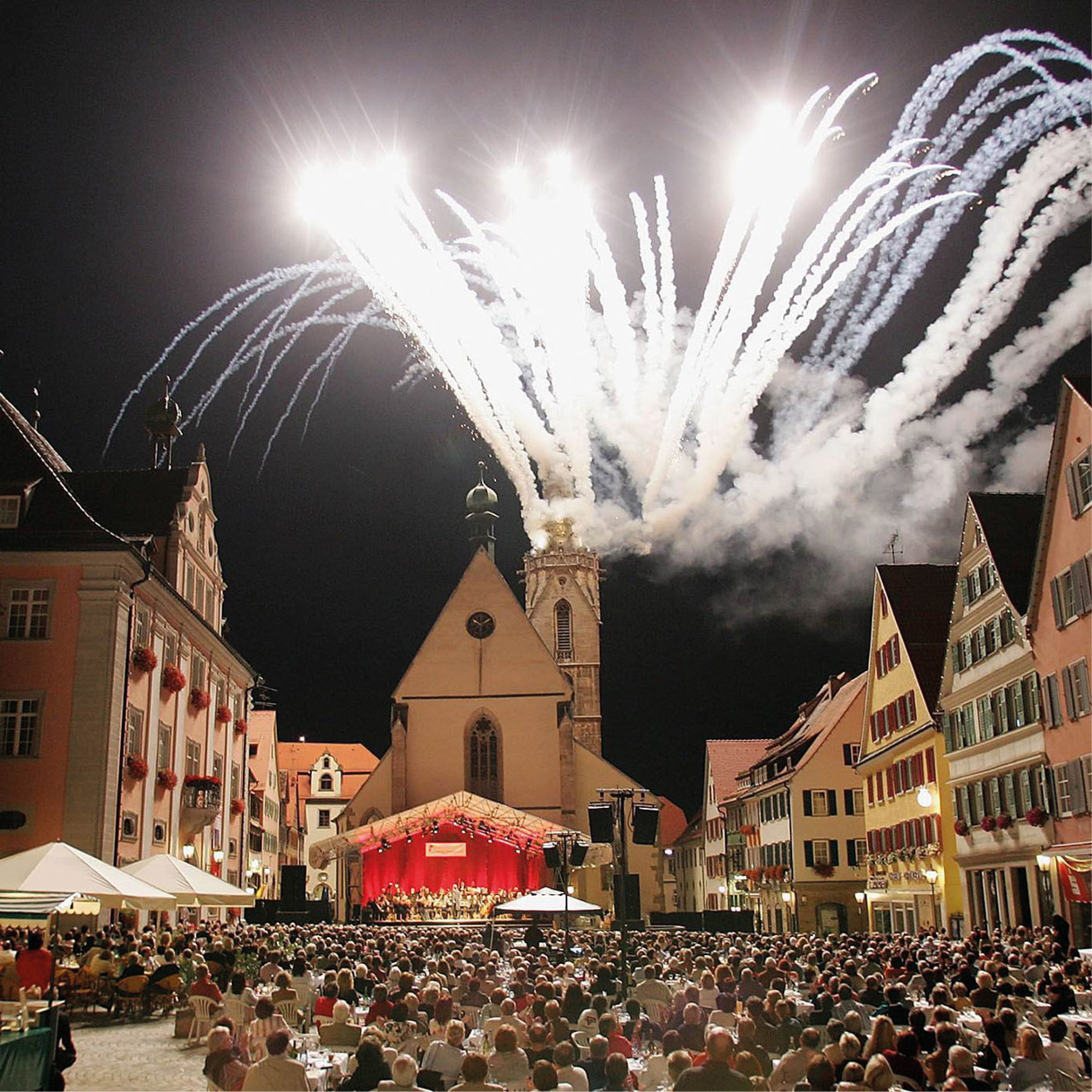 Feuerwerk auf dem Dom, Bühne und Menschenmenge auf dem Marktplatz