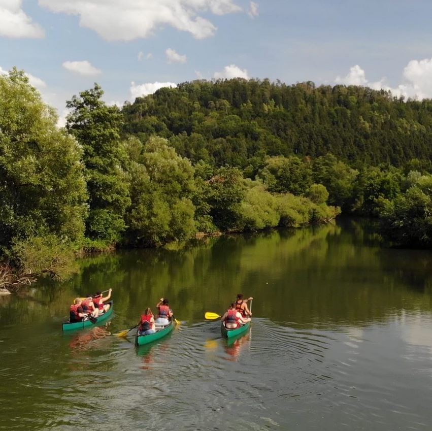 Drei Kanus fahren auf dem Neckar