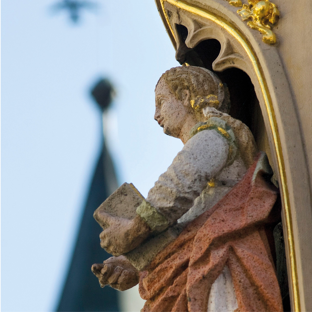 Heiligenfigur aus Stein an Rottenburg Haus
