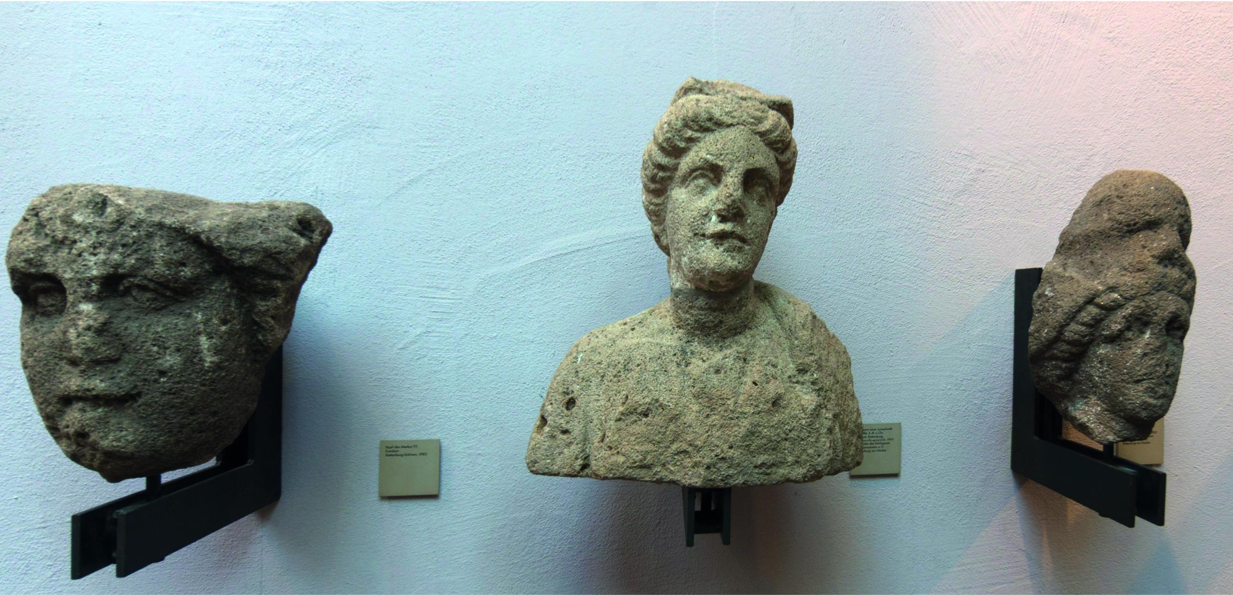 Römische Statuen im Sumelocenna-Museum