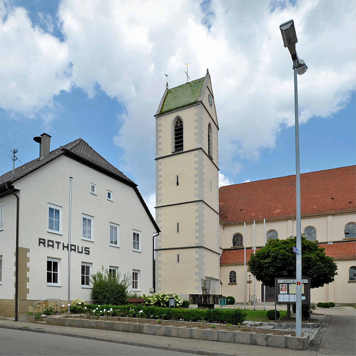 Rathaus und Kirche in Dettingen