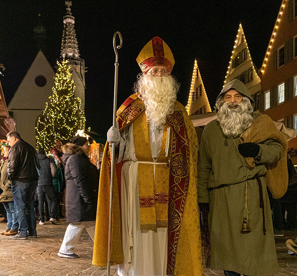 Männer mit Nikolaus- und Knecht Ruprecht Verkleidung auf dem Nikolausmarkt