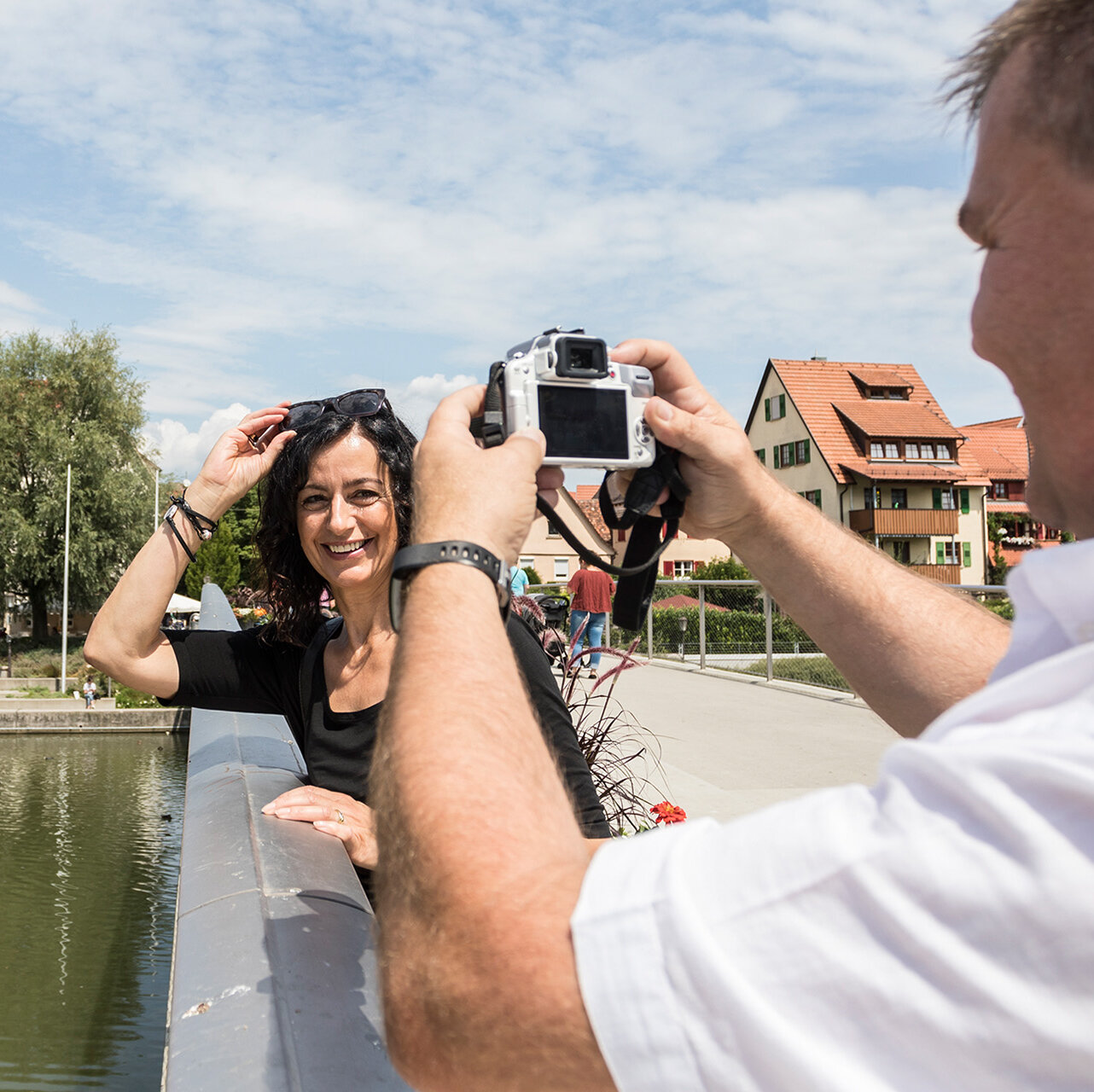 Mann fotografiert Frau auf der Neckarbrücke