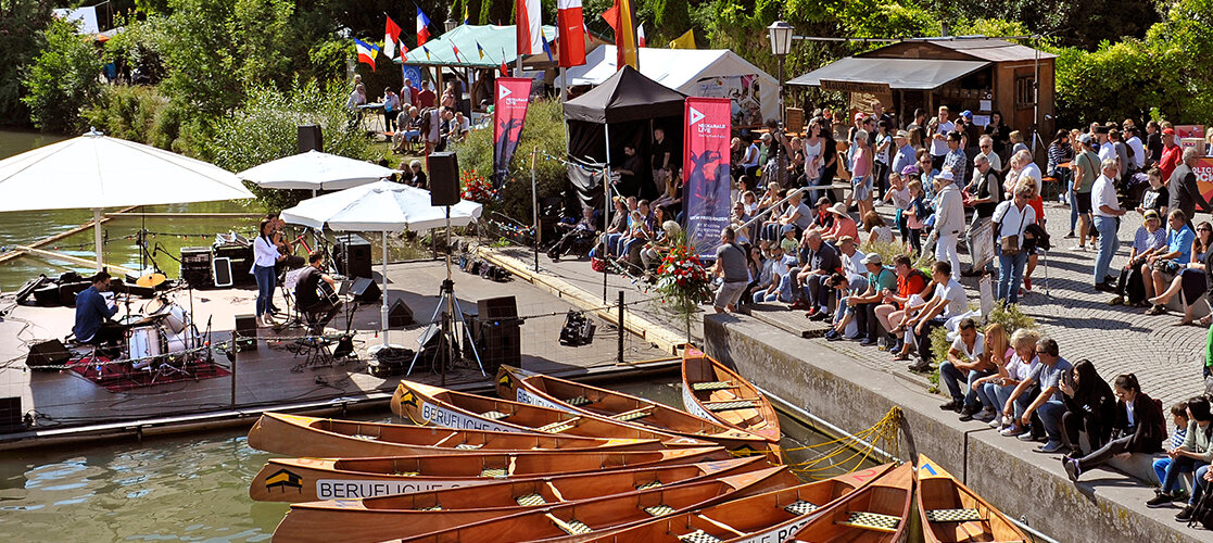 Veranstaltung am Neckarufer mit Publikum 