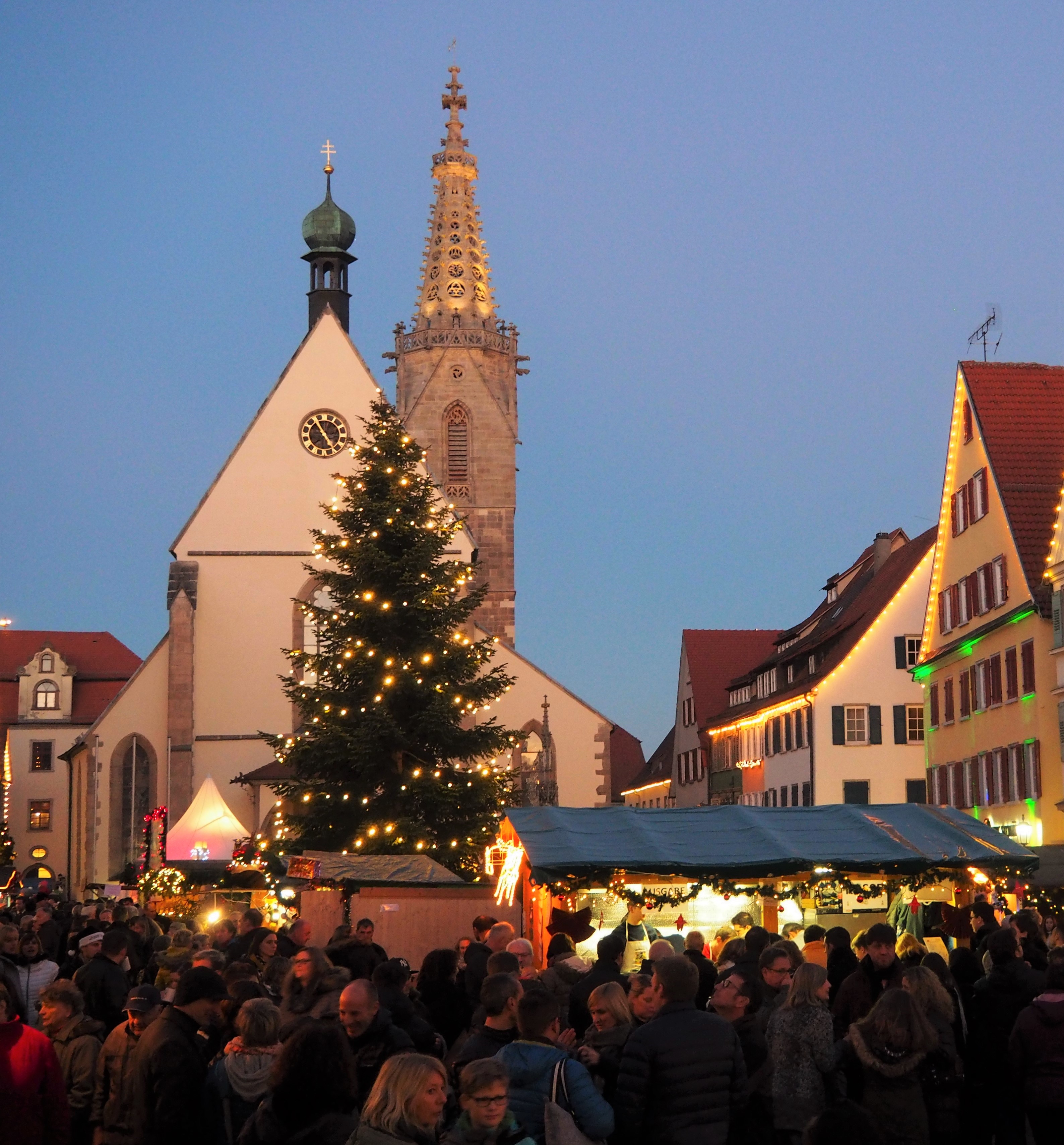 Rottenburger Marktplatz mit Weihnachtbaum und Holzhäuschen beim Nikolausmarkt