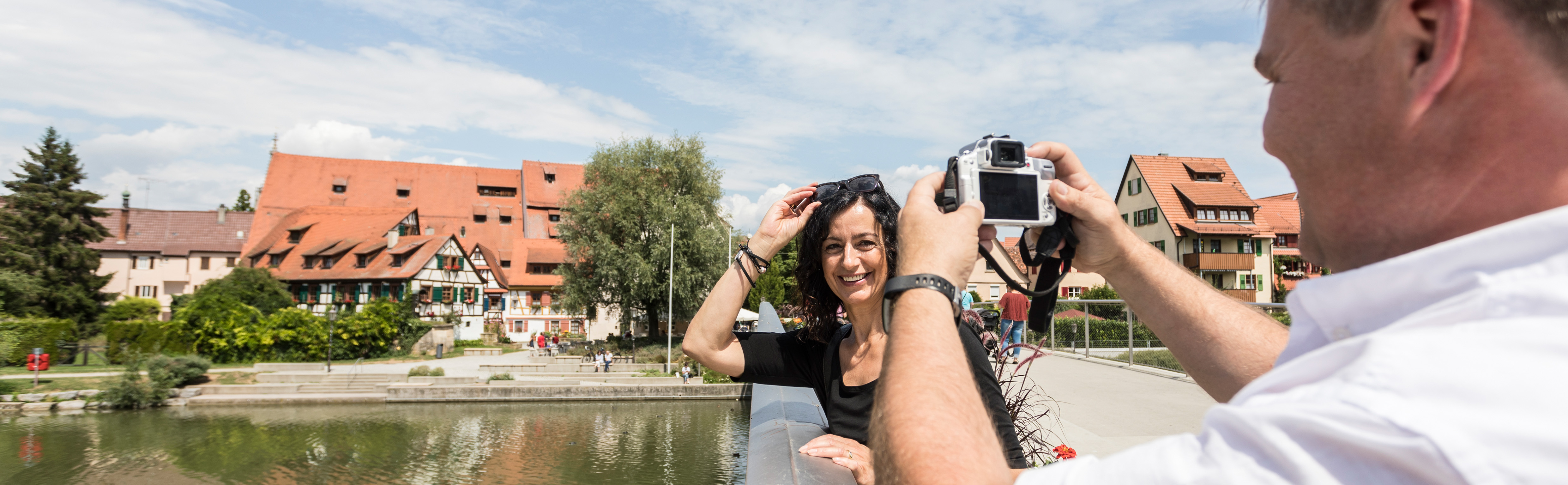 Frau wird auf der Neckarbrücke fotografiert 