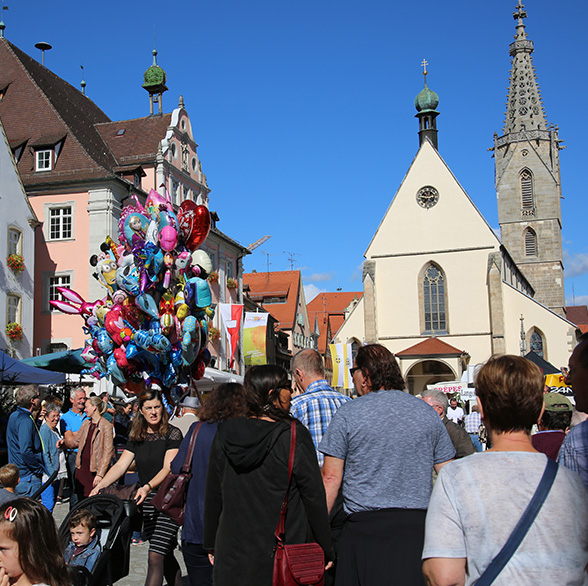 Luftballons und viele Menschen auf dem Marktplatz bei der Veranstaltung Goldener Oktober