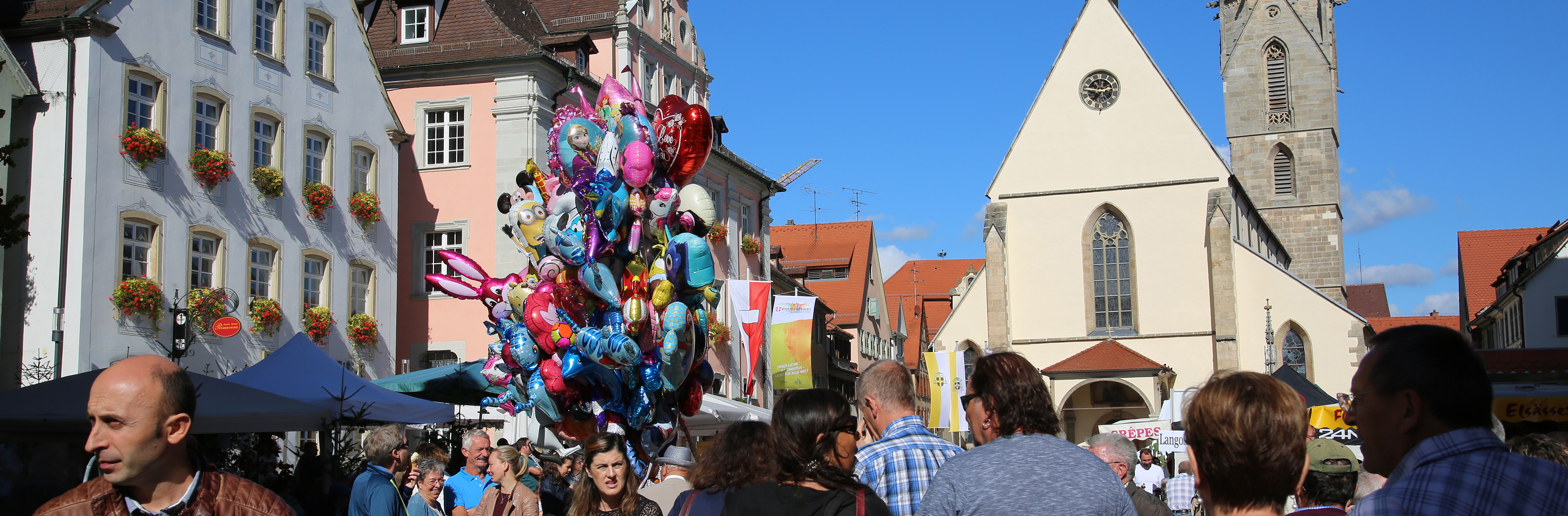 Luftballons und Menschen auf dem Marktplatz bei der Veranstaltung Goldener Oktober