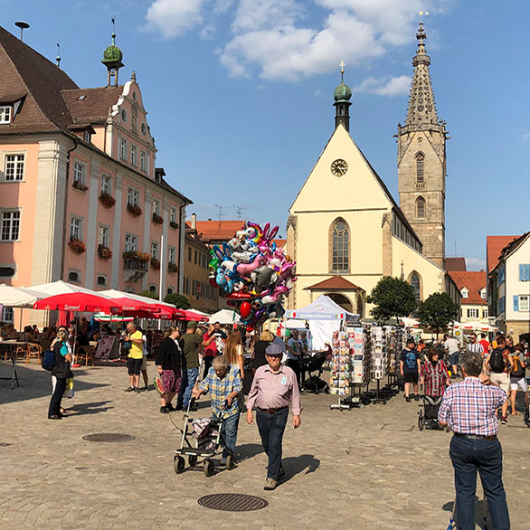 Luftballons und Menschen auf dem Marktplatz bei der Veranstaltung Sommer-Nach(t)-Traum