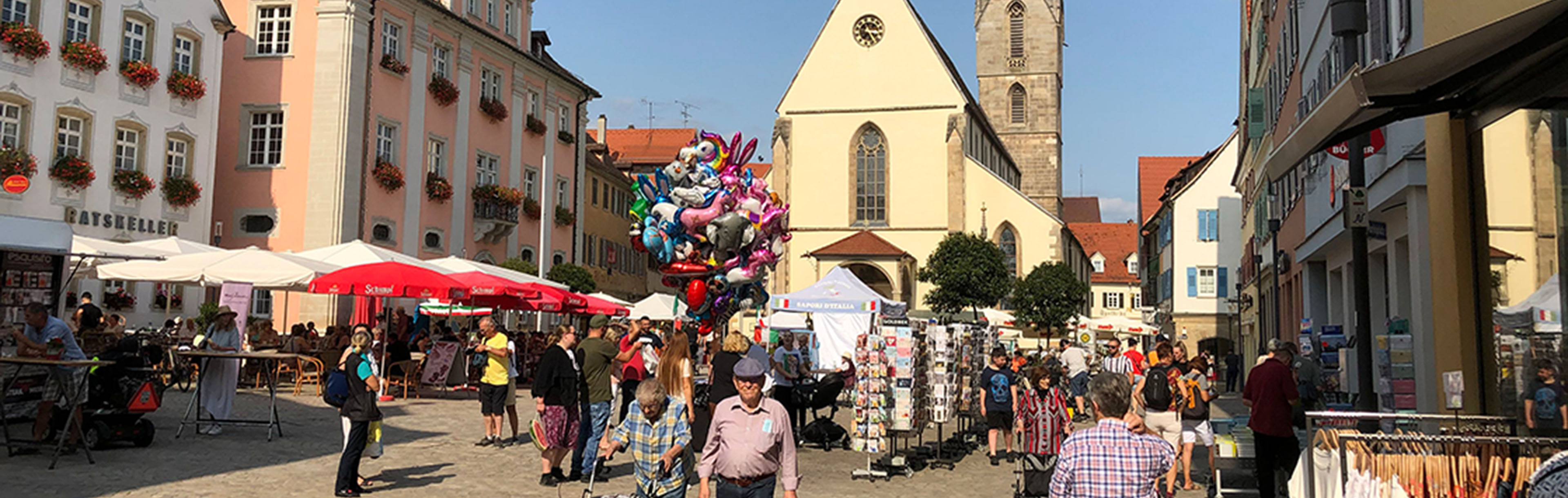 Luftballons und Menschen auf dem Marktplatz