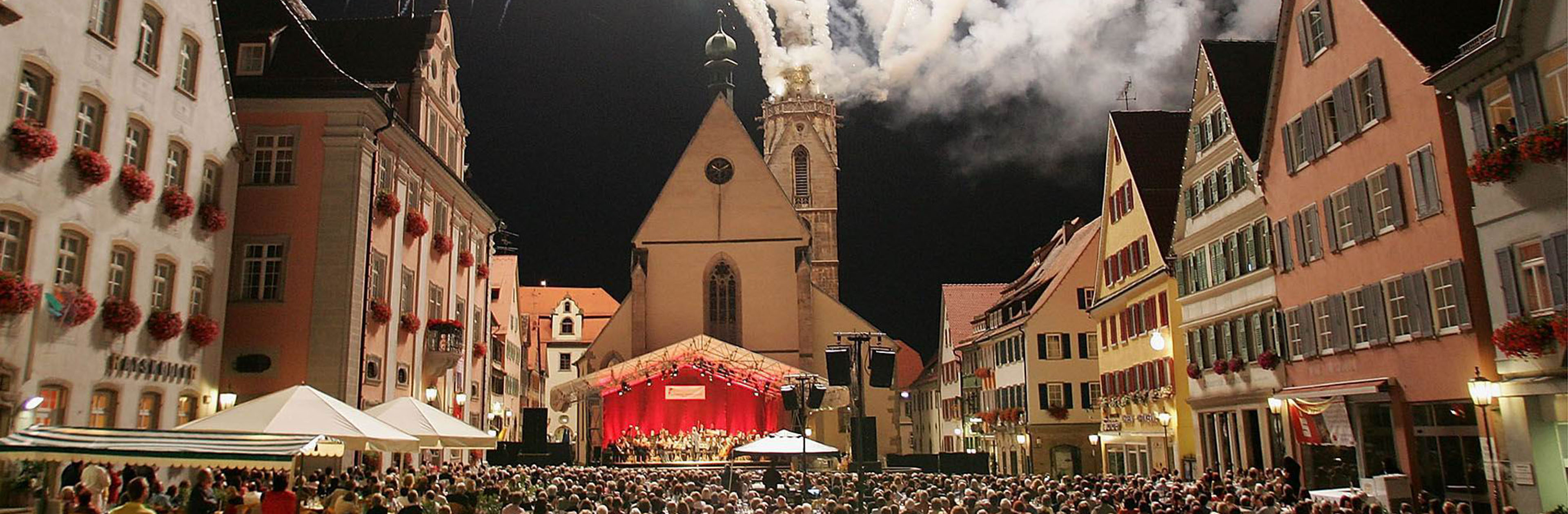 Veranstaltung mit Bühne auf dem Marktplatz und Feuerwerk auf dem Dom