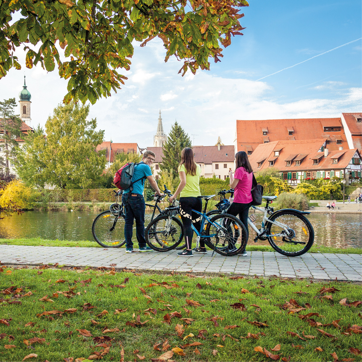 Drei Radfahrer am Neckar