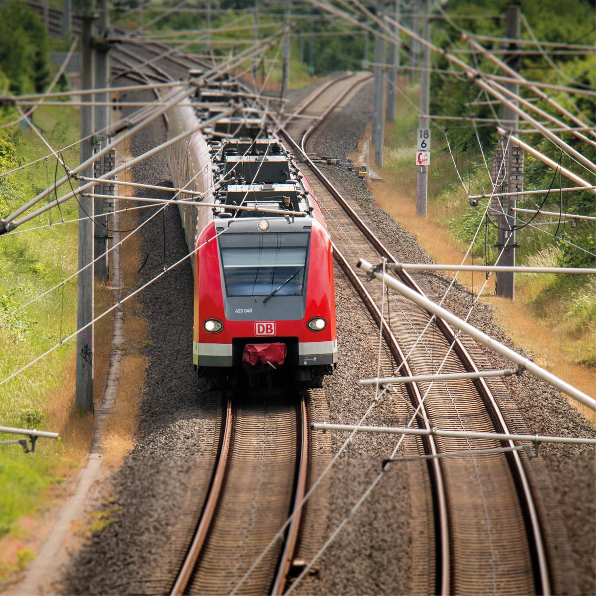 Roter Zug auf Gleisen