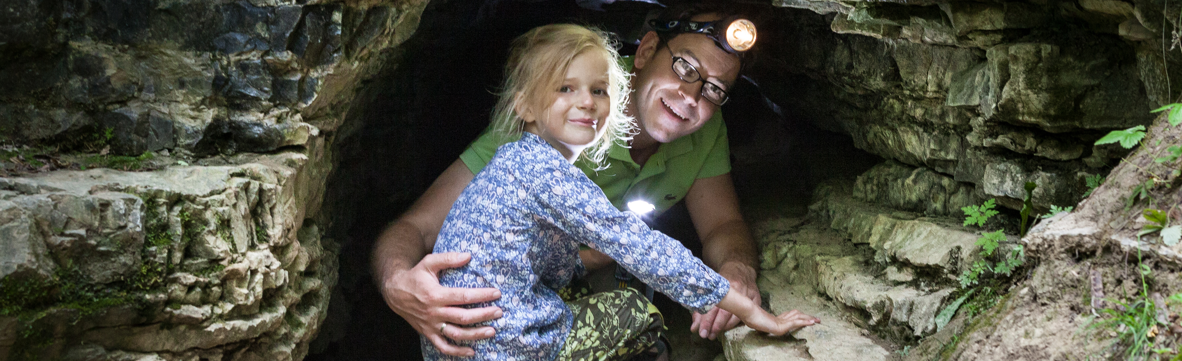 Kind und Mann mit Stirnlampe in der Siebentälerhöhle
