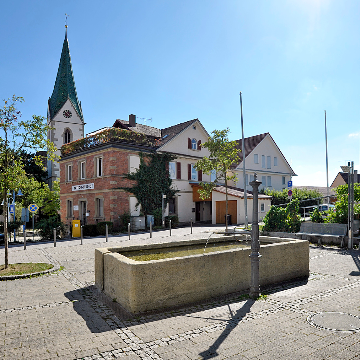 Brunnen und Kirchturm in Ergenzingen