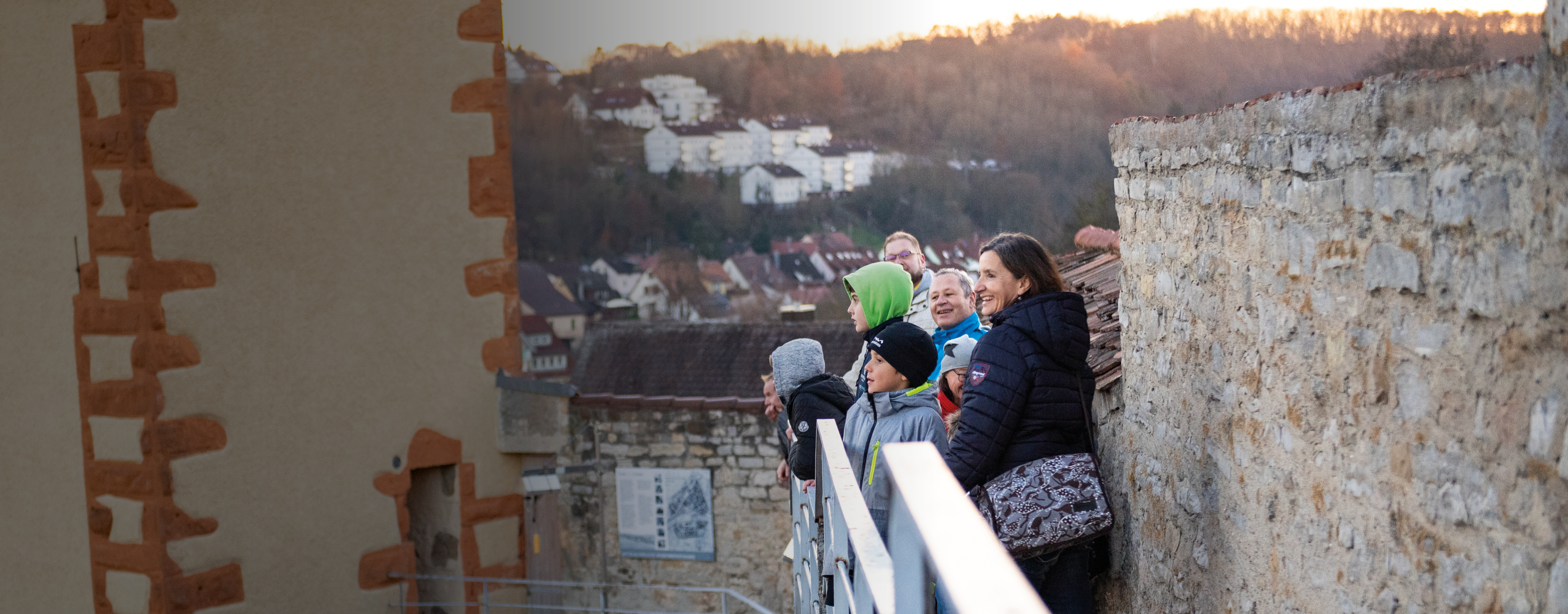 Gruppe steht am Geländer des Kalkweiler Tor und genießt die Aussieht